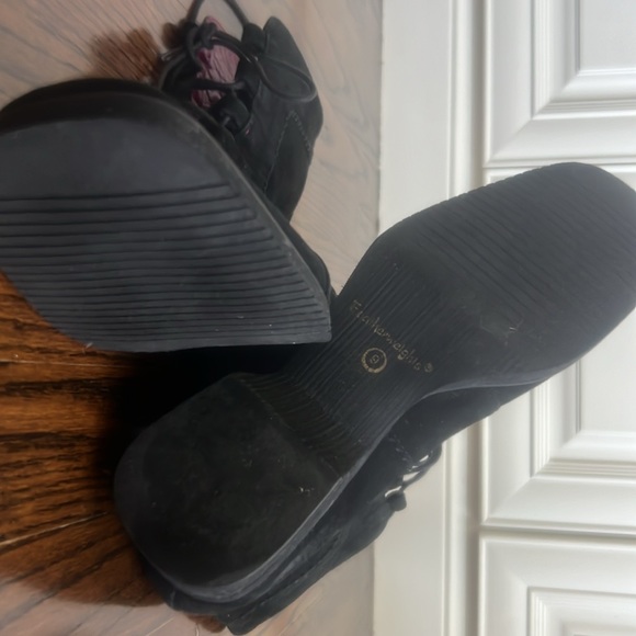 Andre Assous featherweight suede ankle boots SZ 9 made in Spain great condition. - Picture 2 of 8